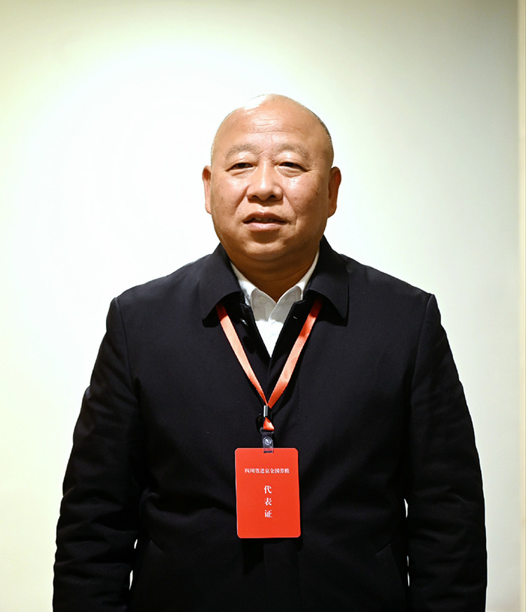 致敬劳动模范和先进工作者高德敏像经营家庭一样经营村庄村庄发展不能