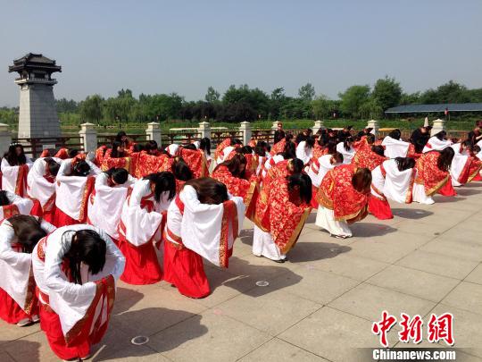 香港大学生“秀”汉服 文化传承引“形”“质”之争