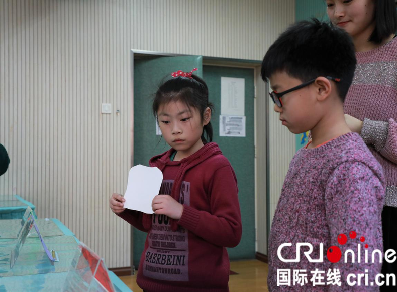 瀋陽大學環保社團走進遼二小學講解垃圾分類知識