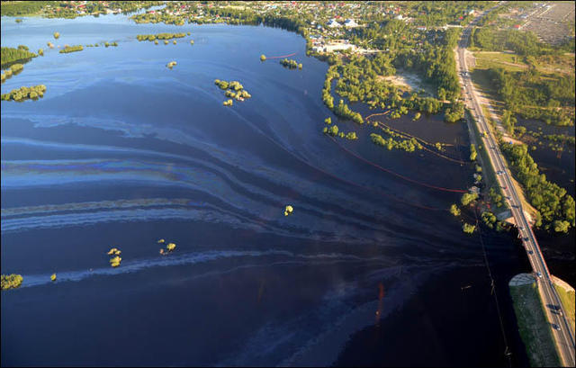 俄罗斯石油泄漏 民居水龙头里冒出石油