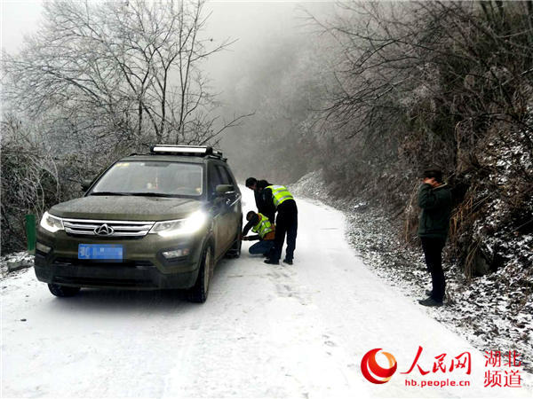 湖北房縣降迎來2018年冬最大雪 民警全員上路保安全