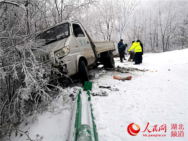 湖北房縣降迎來2018年冬最大雪 民警全員上路保安全