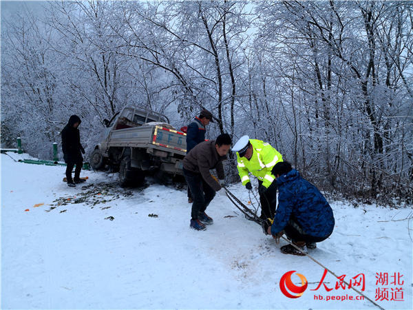 湖北房縣降迎來2018年冬最大雪 民警全員上路保安全