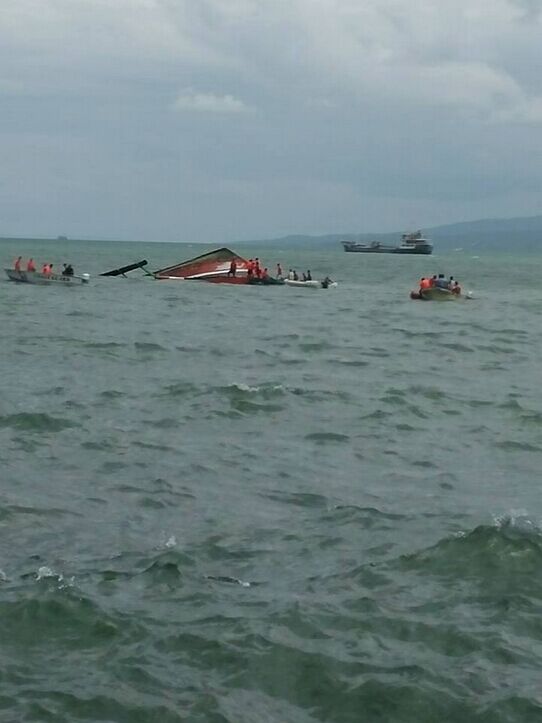 一载有173人的船只菲律宾海域倾覆 已有33人死亡