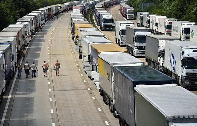 法国工人罢工殃及英国 3000多辆卡车被困高速路