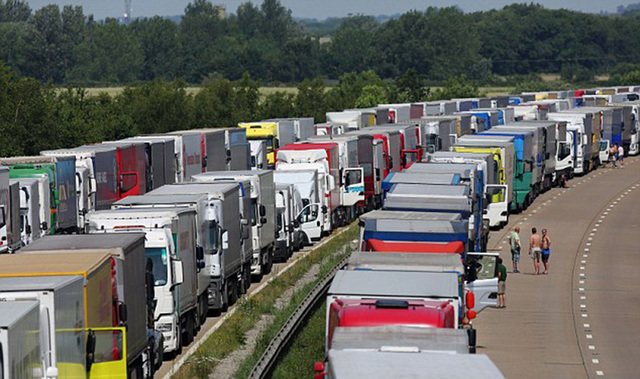 法国工人罢工殃及英国 3000多辆卡车被困高速路