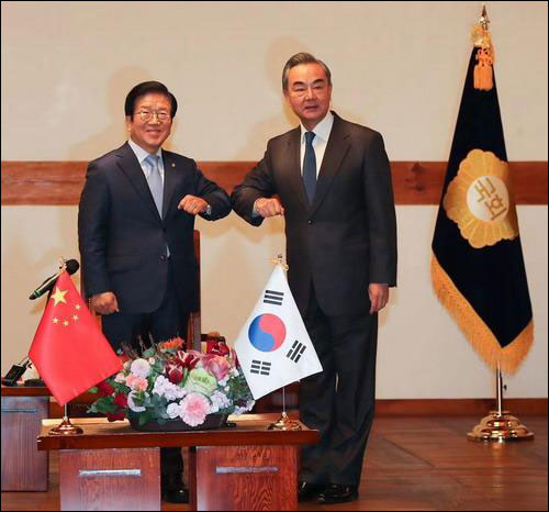 รมต.จีนพบปะกับประธานรัฐสภาเกาหลีใต้