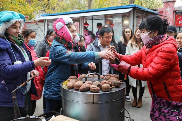 青春的夢想 青春的奮鬥 | 金髮小妞賣地瓜——一對美國姐妹的中國夢