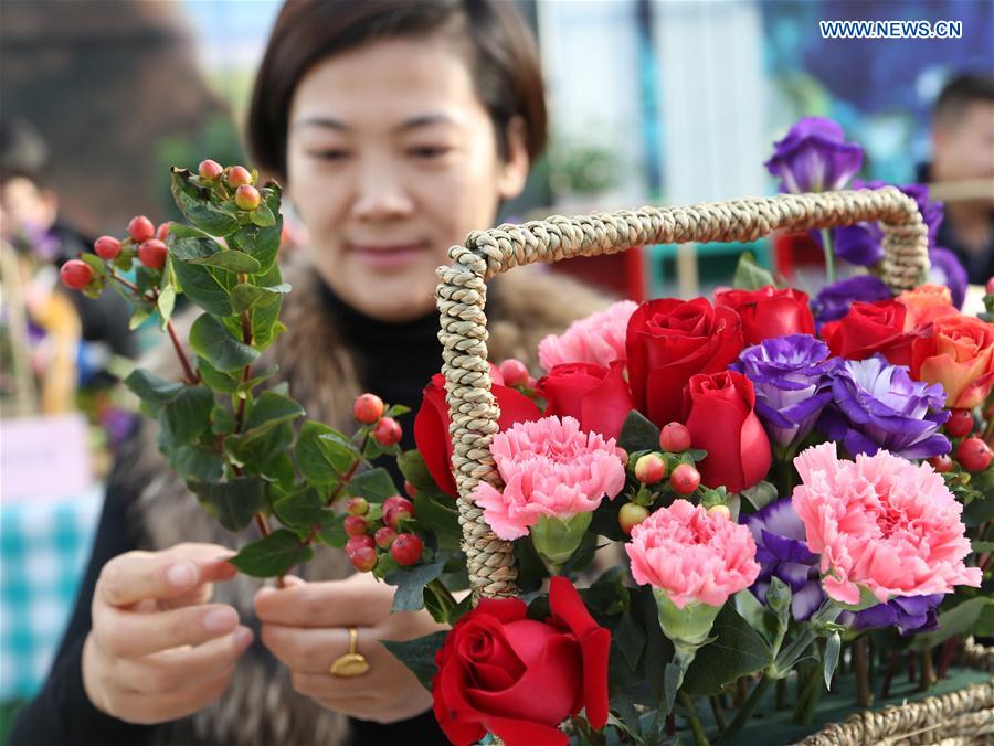 Citizens learn to arrange flowers at community center for gardening in Beijing