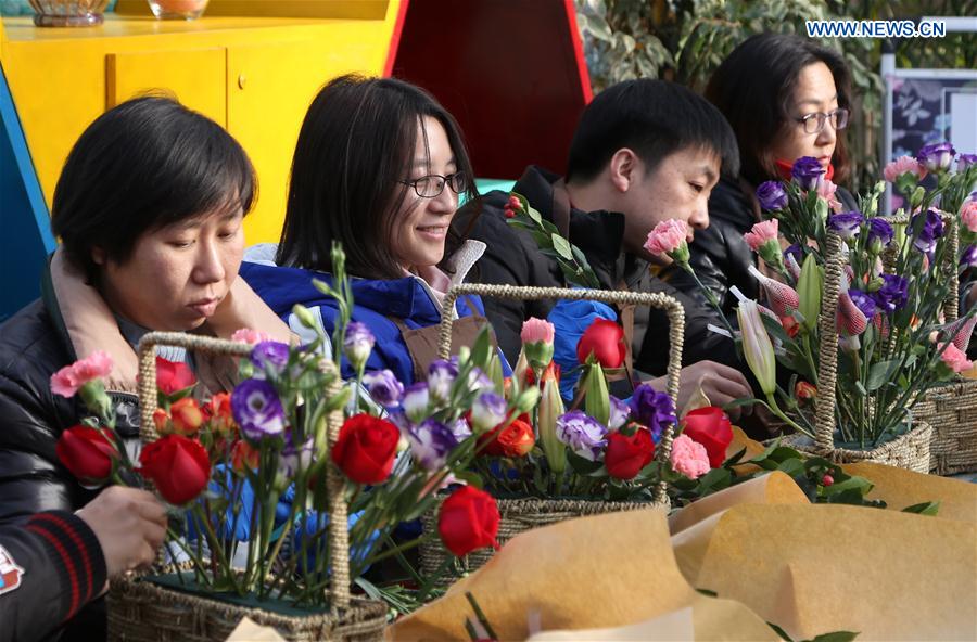 Citizens learn to arrange flowers at community center for gardening in Beijing