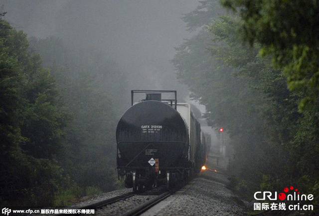 美国一列载有危险化学品火车脱轨起火 大批居民疏散