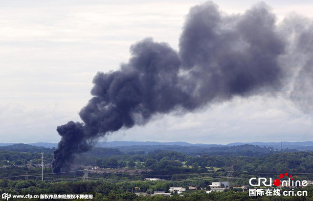 美國一列載有危險化學品火車脫軌起火 大批居民疏散