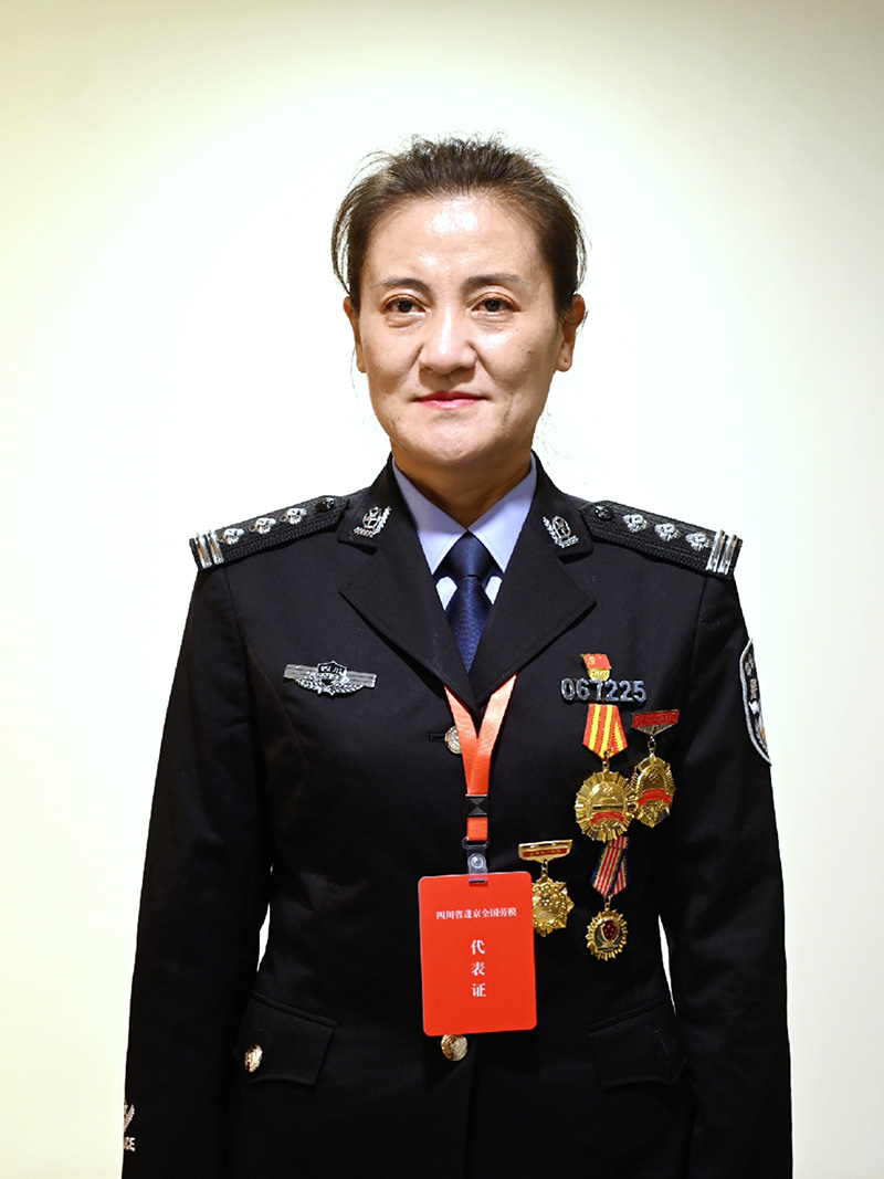 【致敬劳动模范和先进工作者】潘雄荣——公安窗口的“铿锵玫瑰”