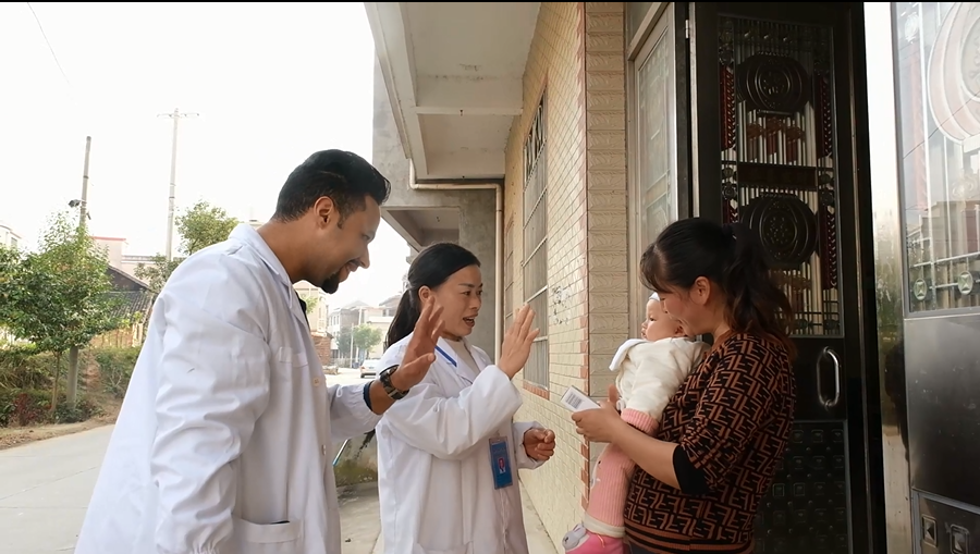 【外國網紅解碼幸福中國】當一天中國鄉村醫生助手
