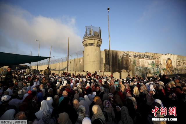 巴勒斯坦人翻隔离墙前往以色列参加斋月祈祷