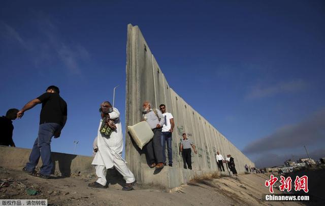 巴勒斯坦人翻隔离墙前往以色列参加斋月祈祷