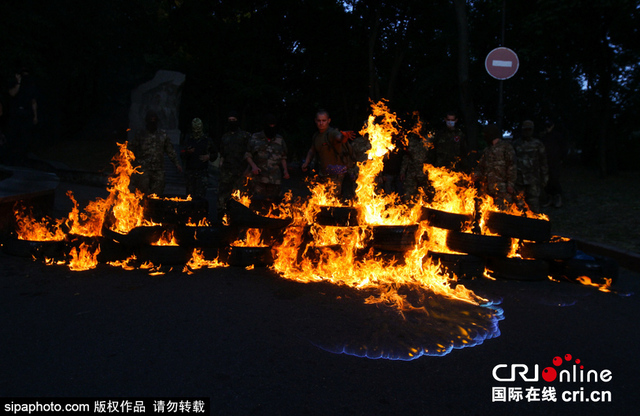 乌克兰极右分子游行 焚烧轮胎要求释放政治犯