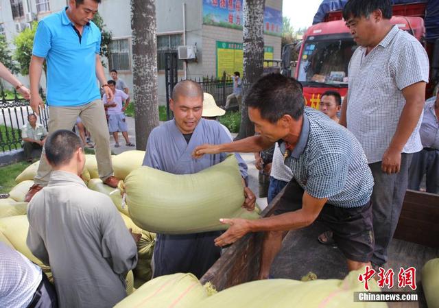 少林寺僧人自種糧食送災民 肩扛麻袋健步如飛