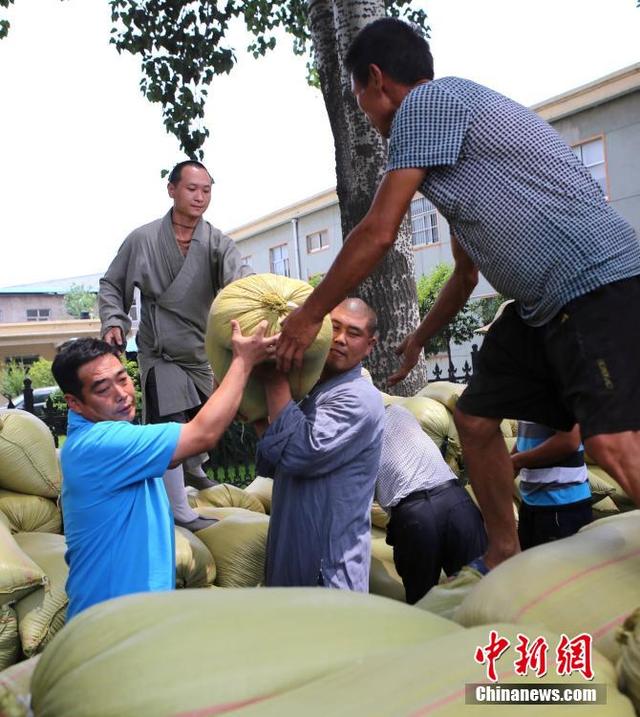 少林寺僧人自種糧食送災民 肩扛麻袋健步如飛