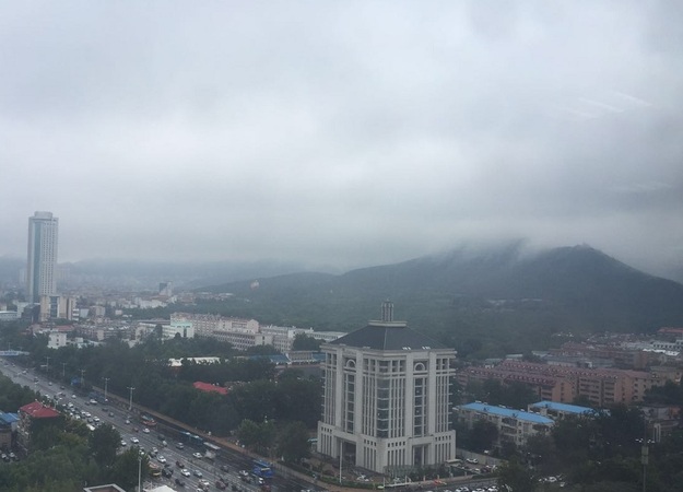 【旅游-文字列表】【走遍山东-济南】济南千佛山再现雨雾缠绕 胜似仙境