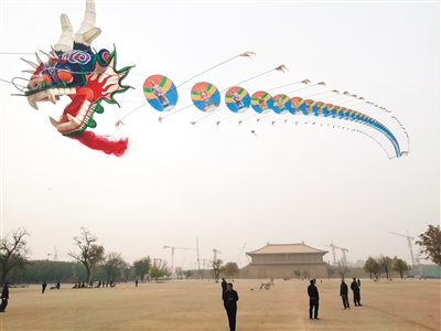 百餘名風箏愛好者齊聚大明宮國家遺址公園力“箏”上游