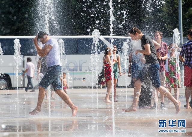 热浪持续袭击欧洲 民众戏水避暑