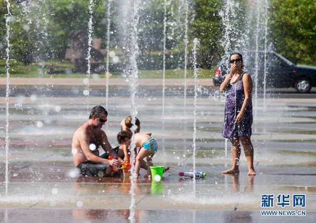 热浪持续袭击欧洲 民众戏水避暑