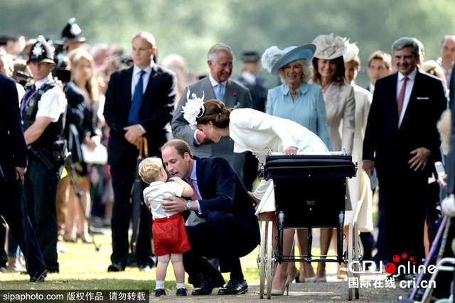 英国小公主接受洗礼 乔治王子踮脚看妹妹