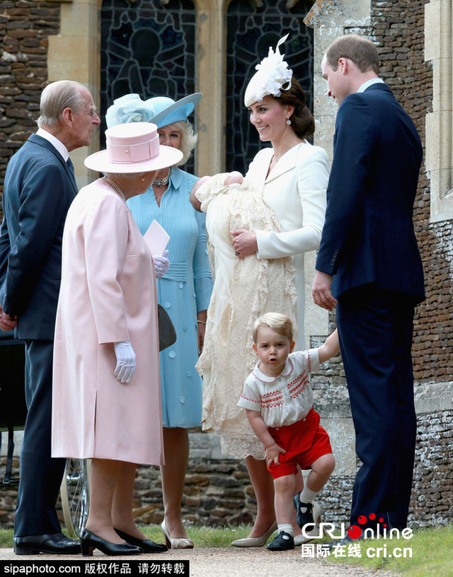 英國小公主接受洗禮 喬治王子踮腳看妹妹