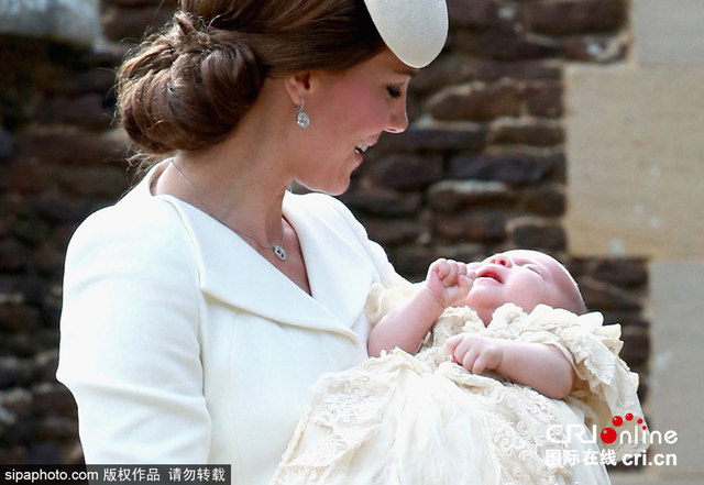 英国小公主接受洗礼 乔治王子踮脚看妹妹