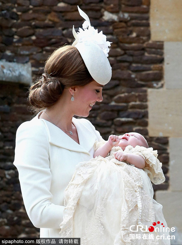 英國小公主接受洗禮 喬治王子踮腳看妹妹
