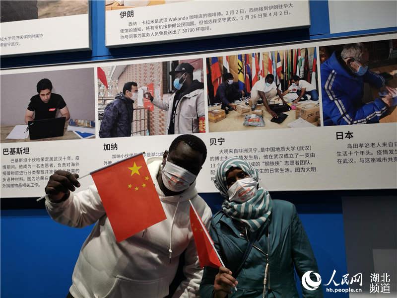 武漢200余位留學生參觀抗疫展 感受中國抗疫精神