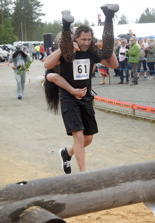 芬兰举行背老婆世锦赛 上届冠军换新老婆再夺冠