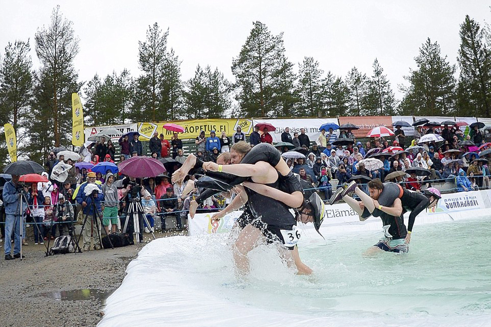 芬兰举行背老婆世锦赛 上届冠军换新老婆再夺冠