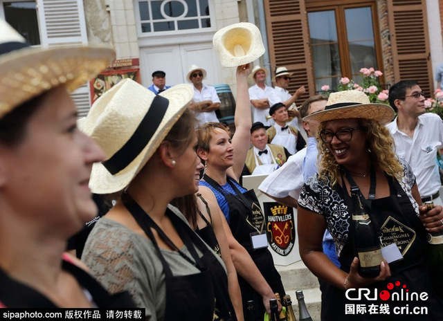 法國香檳入選世界文化遺産名錄 民眾慶祝