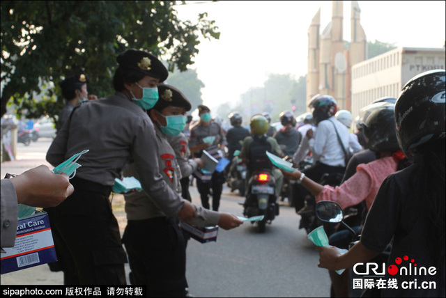 印尼森林火災致空氣污染 女警街頭髮放免費口罩