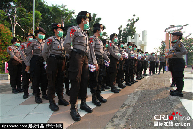 印尼森林火災致空氣污染 女警街頭髮放免費口罩