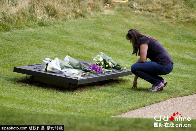 英國倫敦7·7爆炸10週年紀念日 民眾獻花悼念