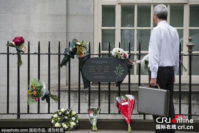 英國倫敦7·7爆炸10週年紀念日 民眾獻花悼念