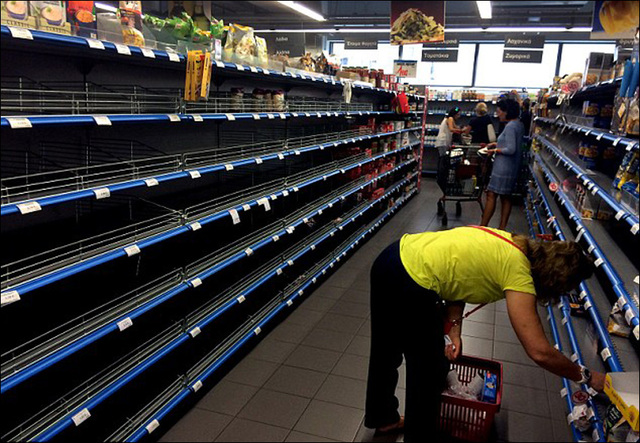 希臘民眾擔心經濟崩盤 超市貨架被搶空