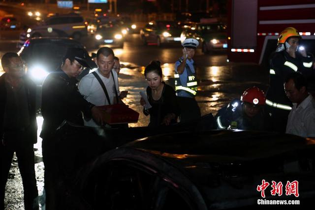 百萬豪車街邊失火 二十分鐘燒成“鐵殼” 百萬豪車街邊失火 二十分鐘燒成“鐵殼”