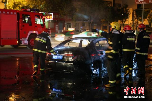 百萬豪車街邊失火 二十分鐘燒成“鐵殼” 百萬豪車街邊失火 二十分鐘燒成“鐵殼”