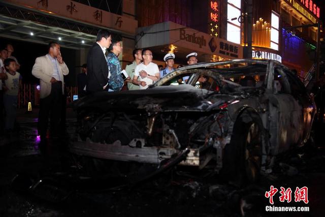 百萬豪車街邊失火 二十分鐘燒成“鐵殼” 百萬豪車街邊失火 二十分鐘燒成“鐵殼”