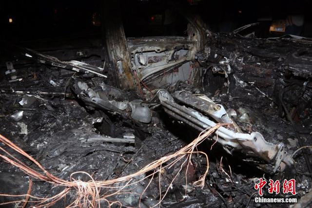 百萬豪車街邊失火 二十分鐘燒成“鐵殼” 百萬豪車街邊失火 二十分鐘燒成“鐵殼”