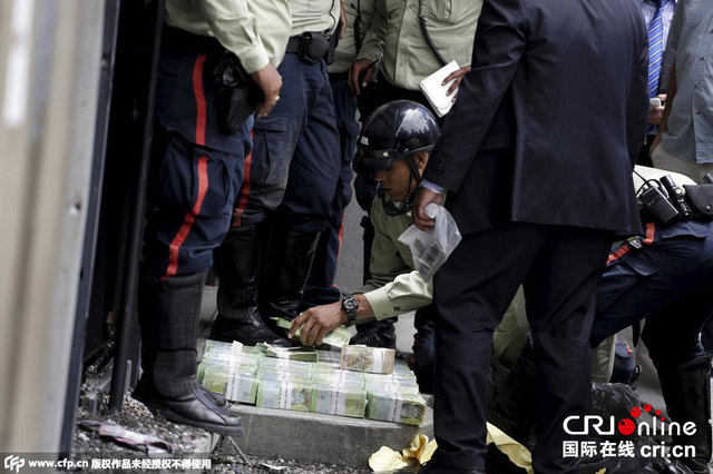 委内瑞拉银行遭劫匪袭击 人质获救现金追回