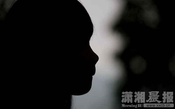 长沙25岁女学员夜间练车被袭胸摸腿 教练：不是有意