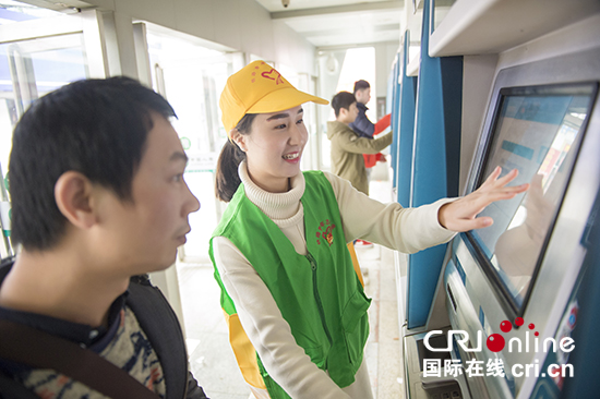 春运首日车票发售 江西南昌铁路志愿者助您出行