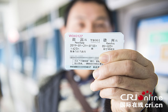 春运首日车票发售 江西南昌铁路志愿者助您出行