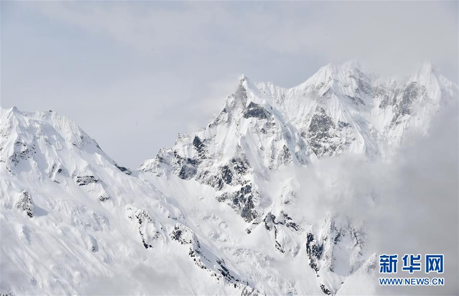 西藏林芝：波密冰川壮美迷人