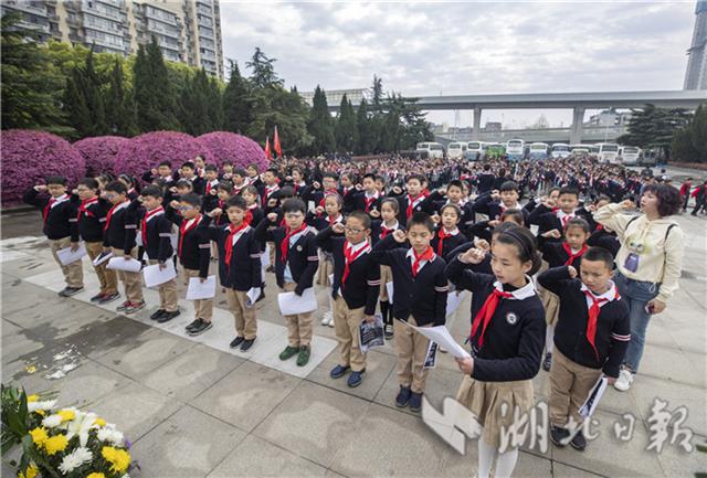 武汉“中华英烈凭吊周”34年不间断